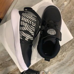 Nike Hustle Black & White Boys size 10 shoes